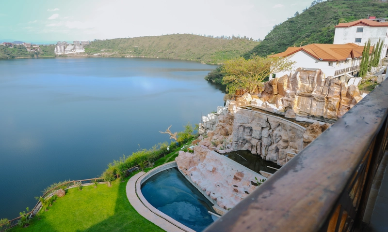 Deluxe Front Lake View