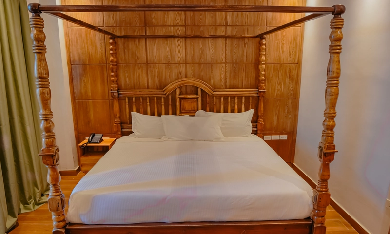 Deluxe Front Lake View